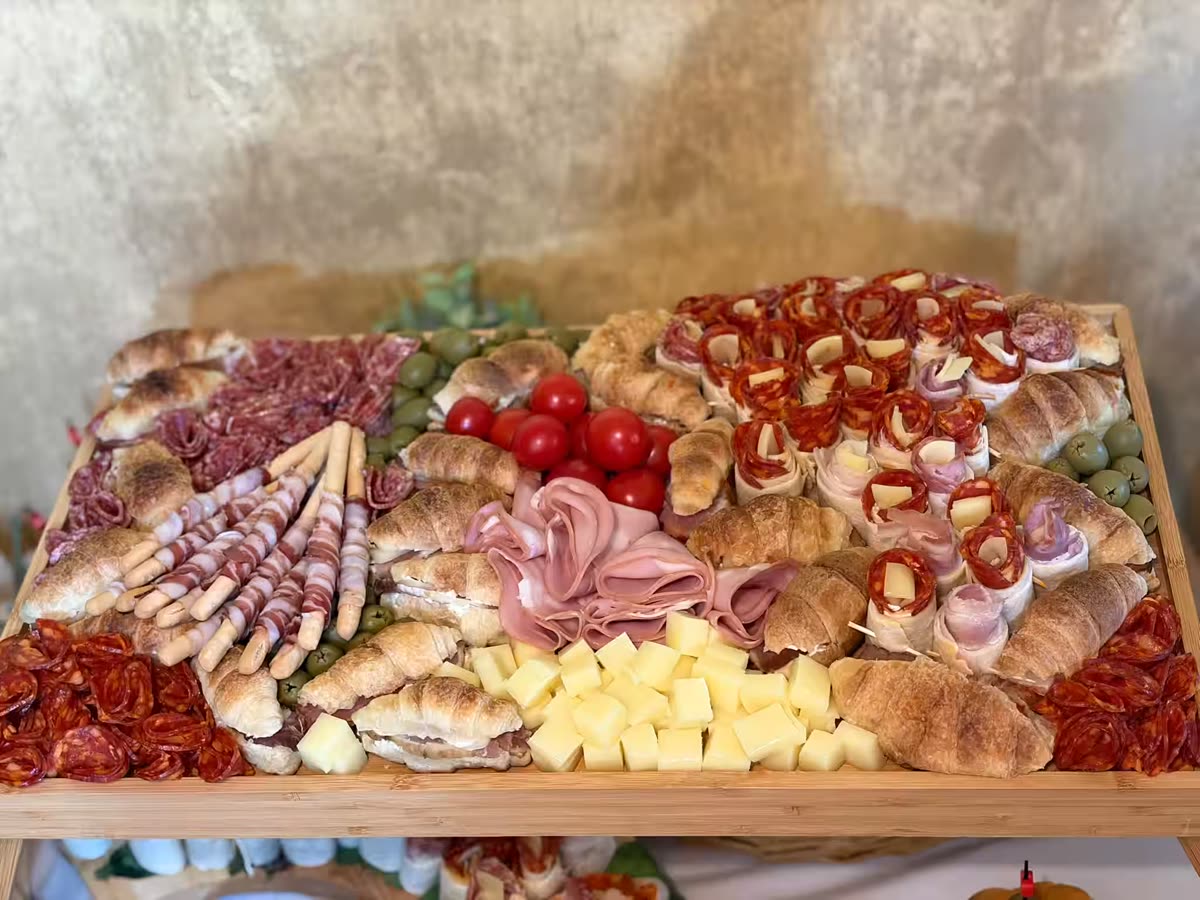 Daska sa kroasanima i sirevima